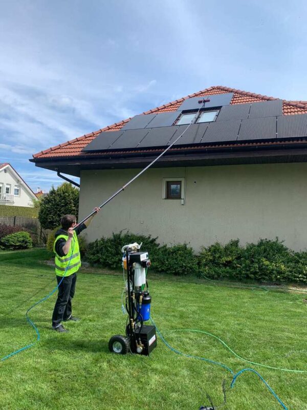 Mycie dachu i instalacji na domu jednorodzinnym metodą osmotyczną